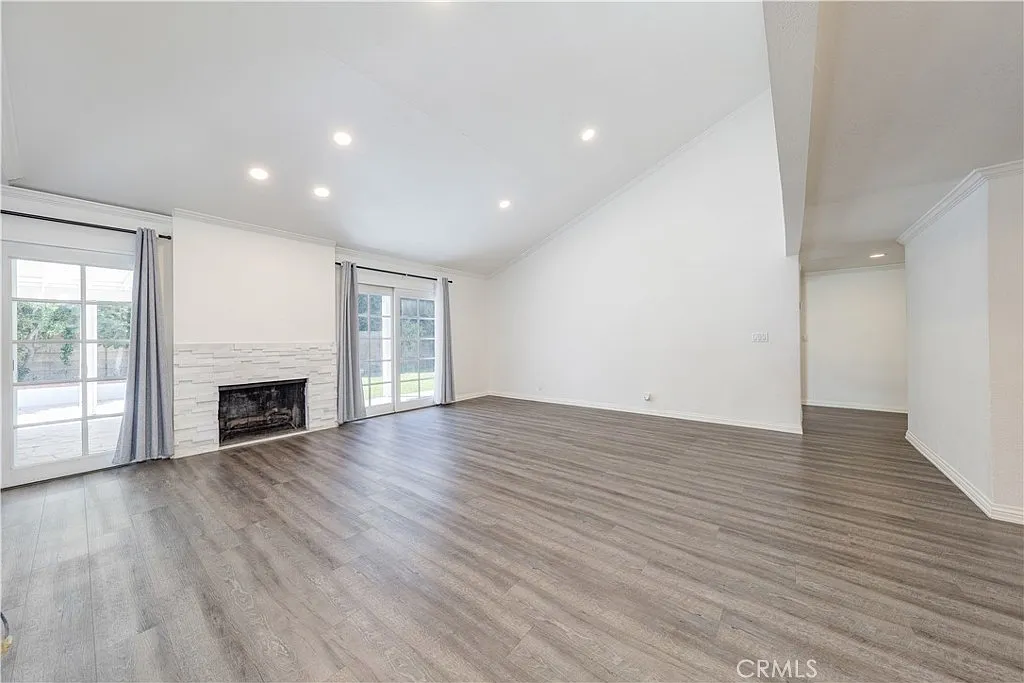 3 bed, 1366 sqft, $4,100 — Photo 3