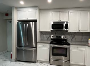 183 Maurice Dr #1, Oakville, ON L6K 2W8