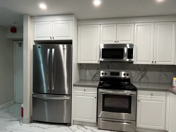 183 Maurice Dr #1, Oakville, ON L6K 2W8