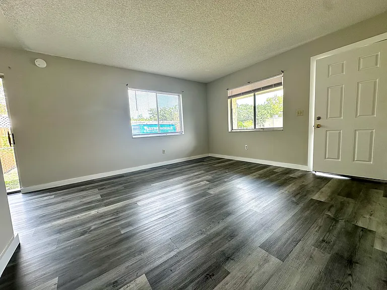 933 Bryan Ct — Photo 4