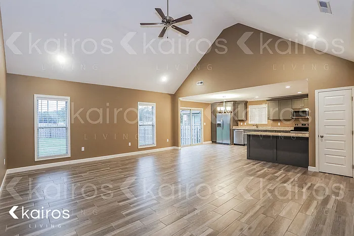 977 Garrett Ln — Photo 4