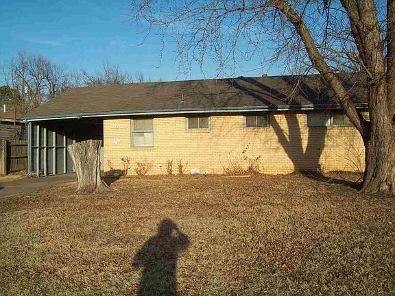 2nd image of 2221 Mary St