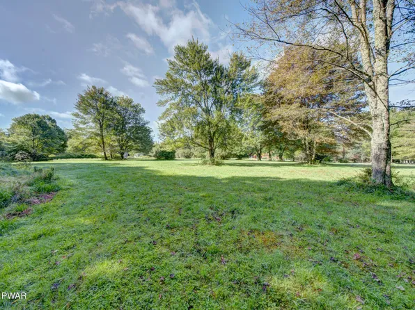 60 Meadowland Dr, Damascus, PA 18415