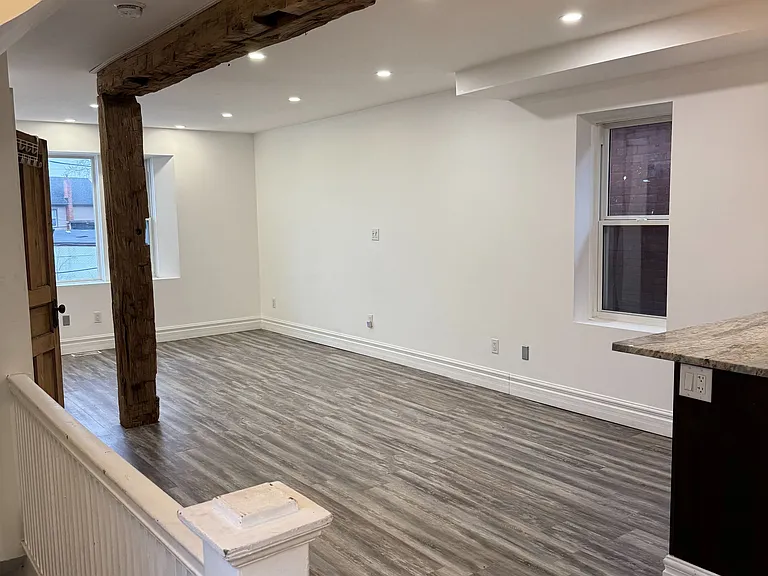 1152 King St E #1 — Photo 3