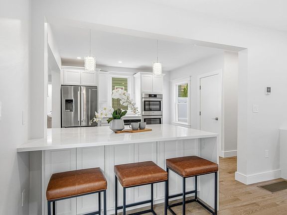 3rd image of 2 Summer Street Pl