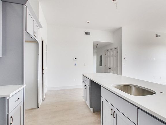 4th image of 163 Glen St #204