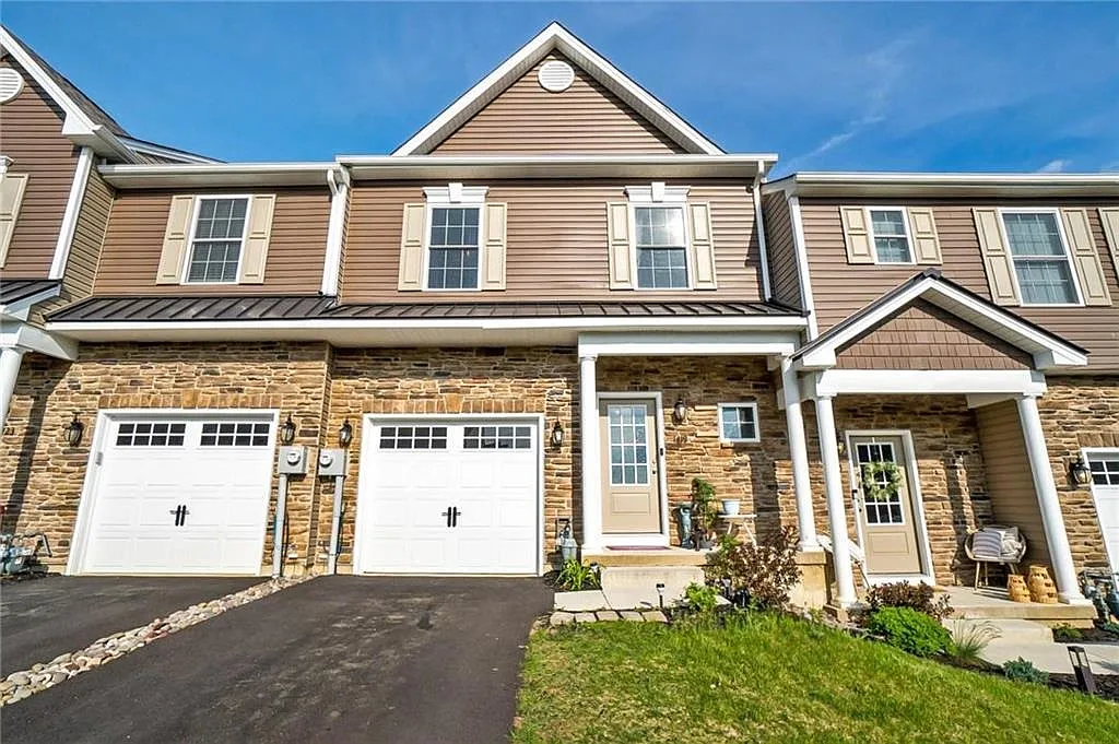 3 bed, 2.5 bath, 1715 sqft, $2,799 — Photo 2