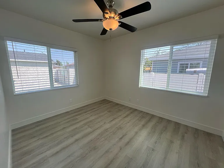 546 N Barbara Ave — Photo 23