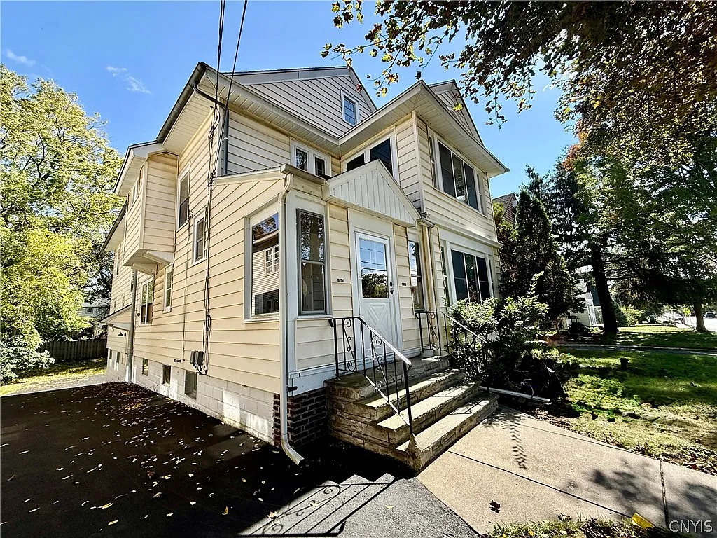 3 bed, 1.0 bath, 2808 sqft, $2,100 — Photo 3