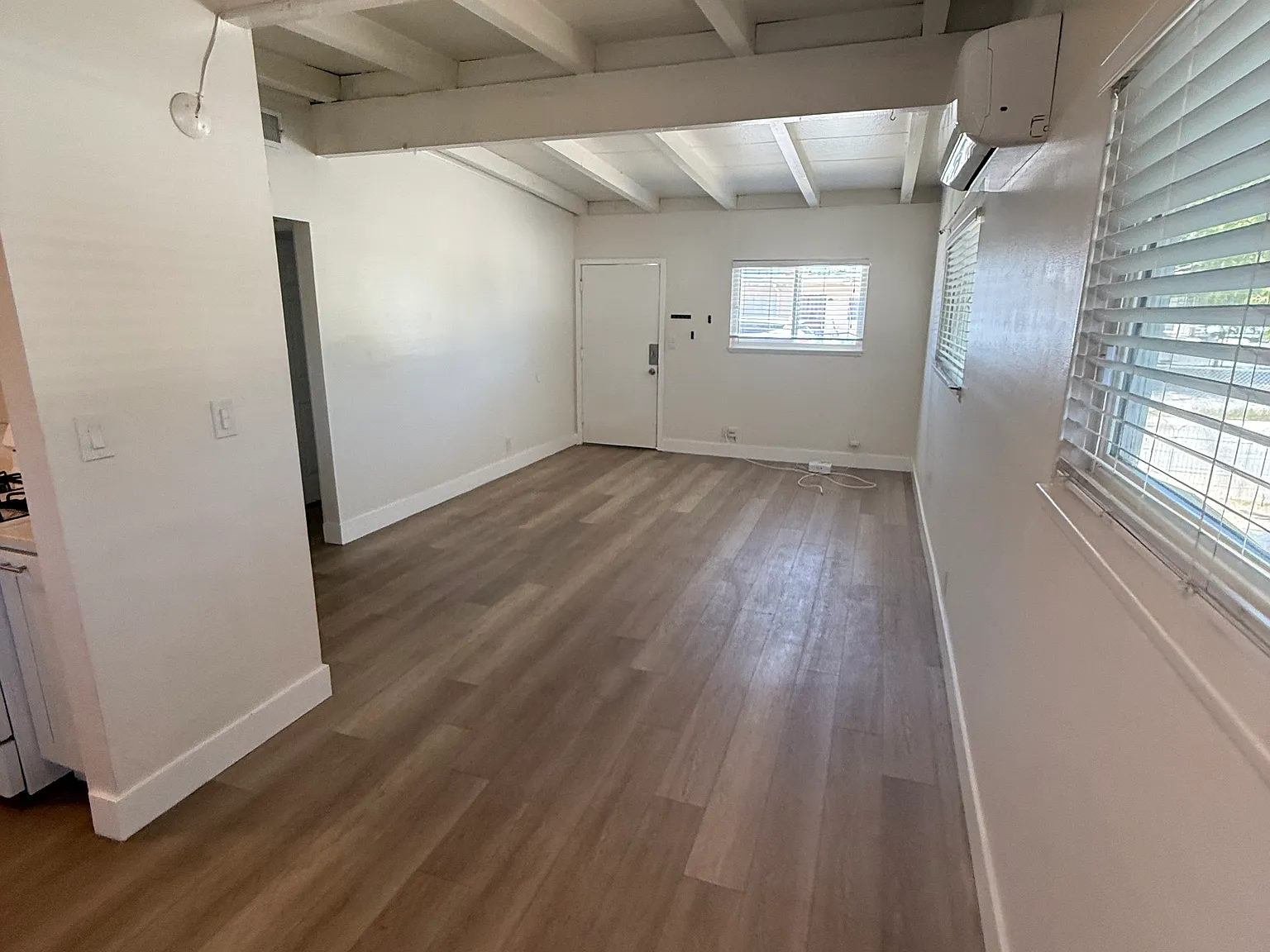 3 bed, 950 sqft, $2,300 — Photo 3