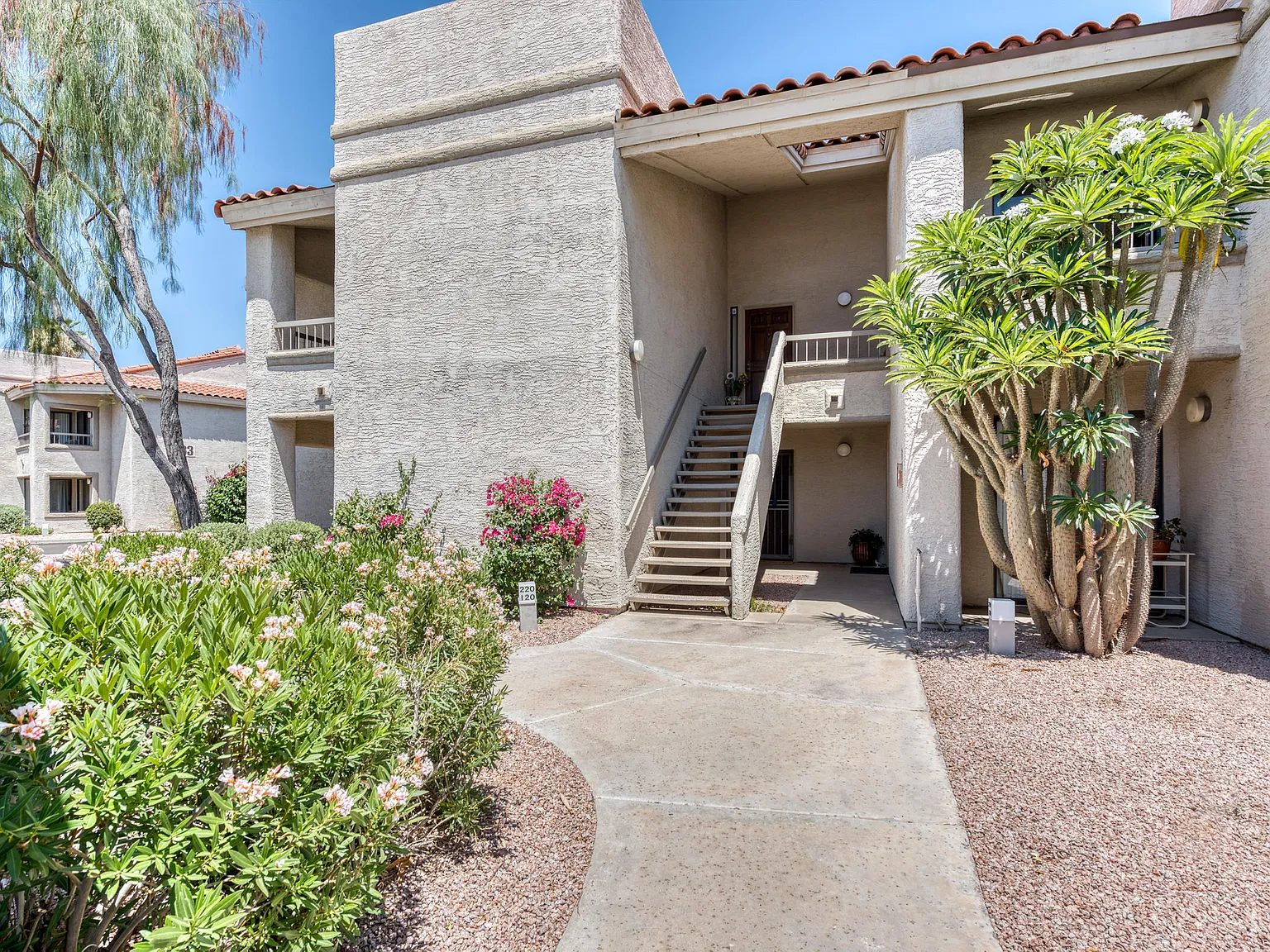 2 bed, 2.0 bath, 1372 sqft, $1,800 — Photo 2