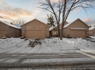 35083 Knollwood Ln, Farmington, MI 48335