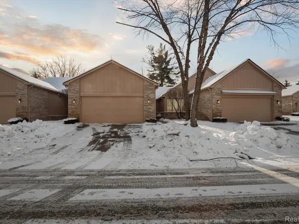 35083 Knollwood Ln, Farmington, MI 48335