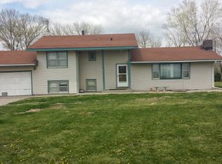 809 S B Rd, Doniphan, NE 68832