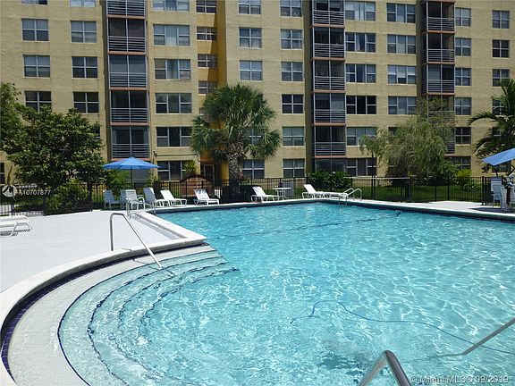 3rd image of 17890 W Dixie Hwy APT 405