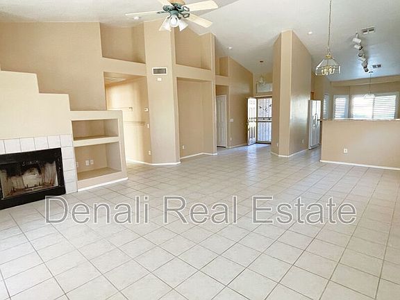 4th image of 810 N Granada Dr