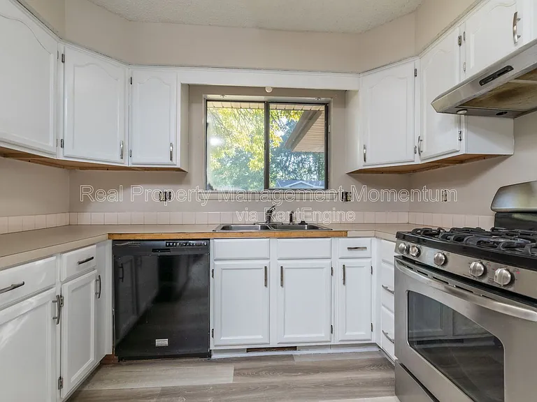 1913 S Broadway Ave — Photo 5