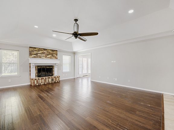 5th image of 10104 Stoneleigh Dr