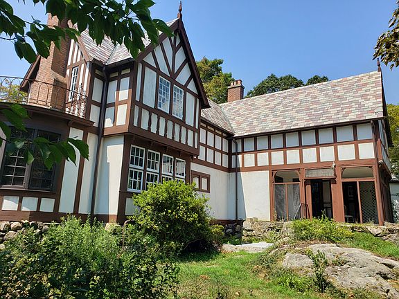 179 Compo Road South