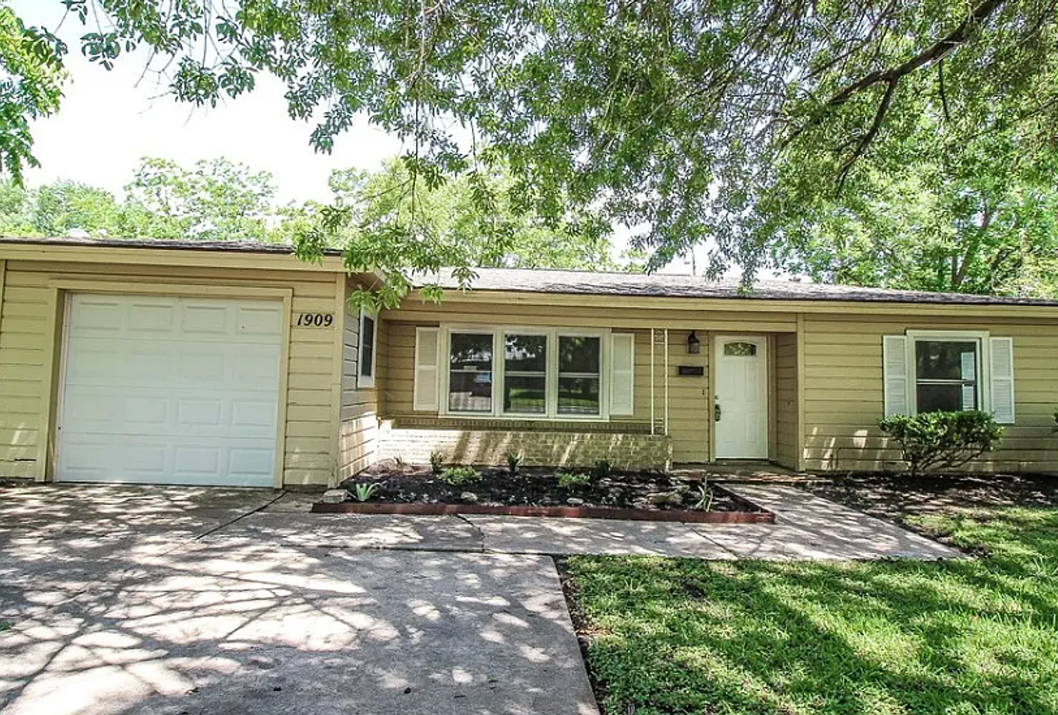 3 Bed, 1.5 Bath with Fenced Yard and Mature Trees — Photo 1