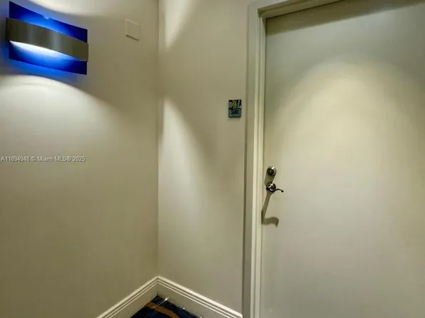 185 SW 7th St APT 2411, Miami, FL 33130