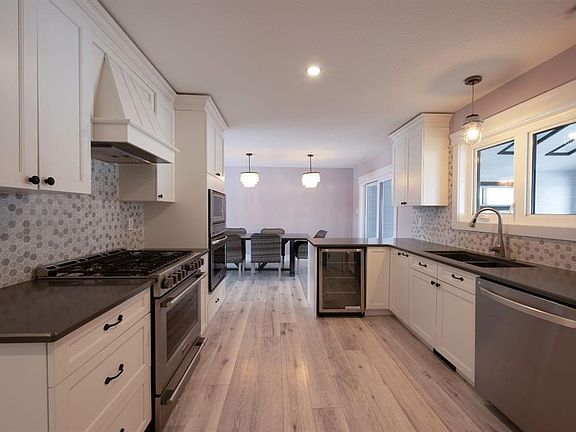 3rd image of 113 NE Dundas Rd
