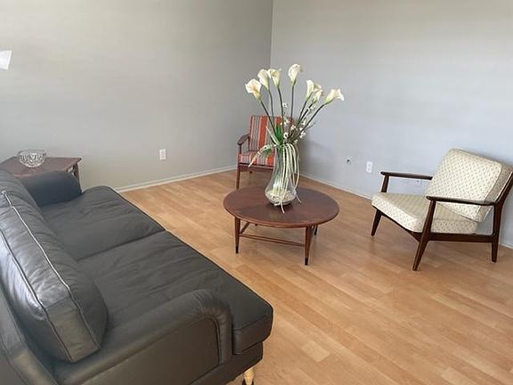 2nd image of 305 4710 Bay St NE