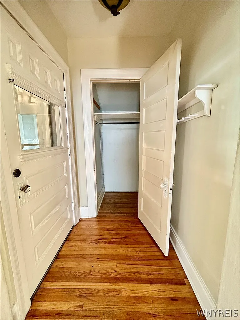 3 bed, 1.0 bath, 3648 sqft, $1,975 — Photo 4