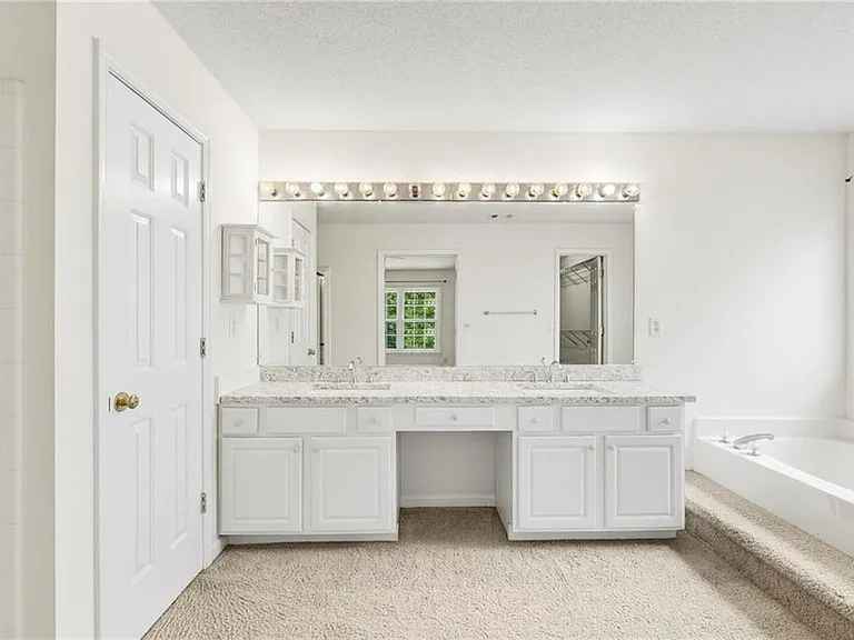 490 Chippenham Ct — Photo 23