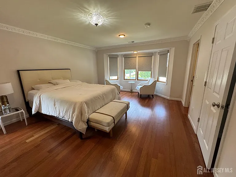 5 Hollywood St — Photo 23