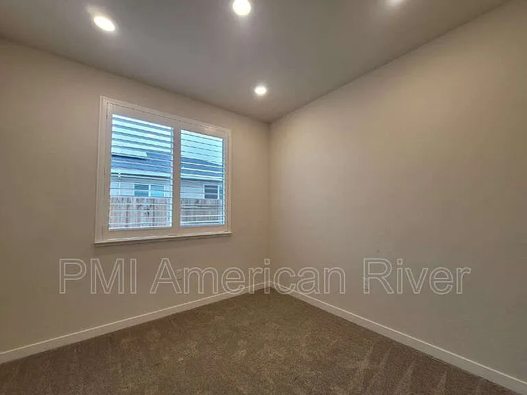 5033 Rialto Dr — Photo 11