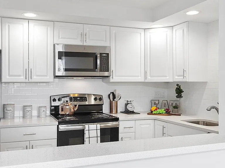 1 Stonehill Dr #4 — Photo 3