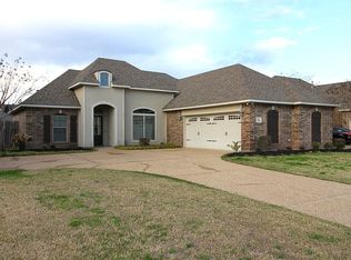 704 Saint Martin's Ln, Bossier City, LA 71111