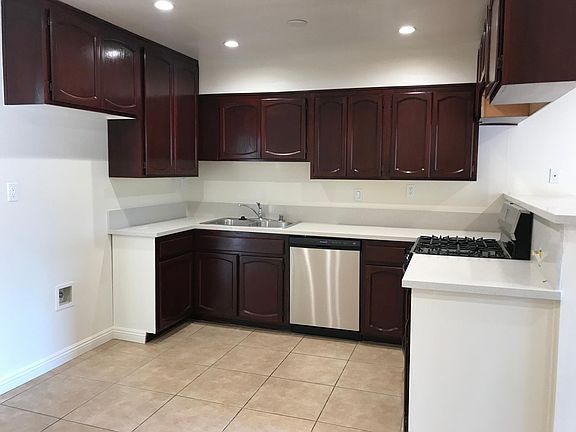 3rd image of 531 Oak St APT 9