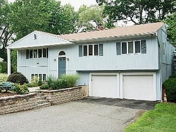 1st image of 20 Fleetwood Dr