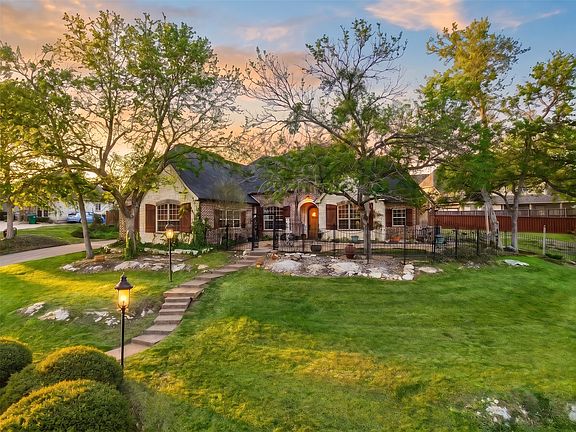 2nd image of 2609 Fair Oaks Cir
