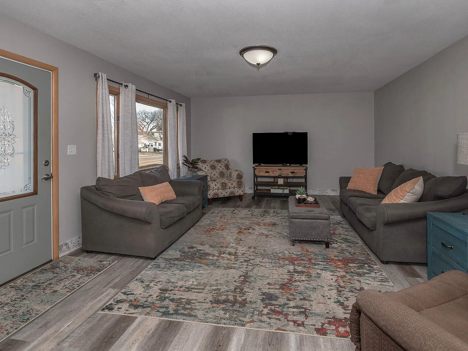 5 bed, 2.0 bath, 2502 sqft, $2,740 — Photo 3