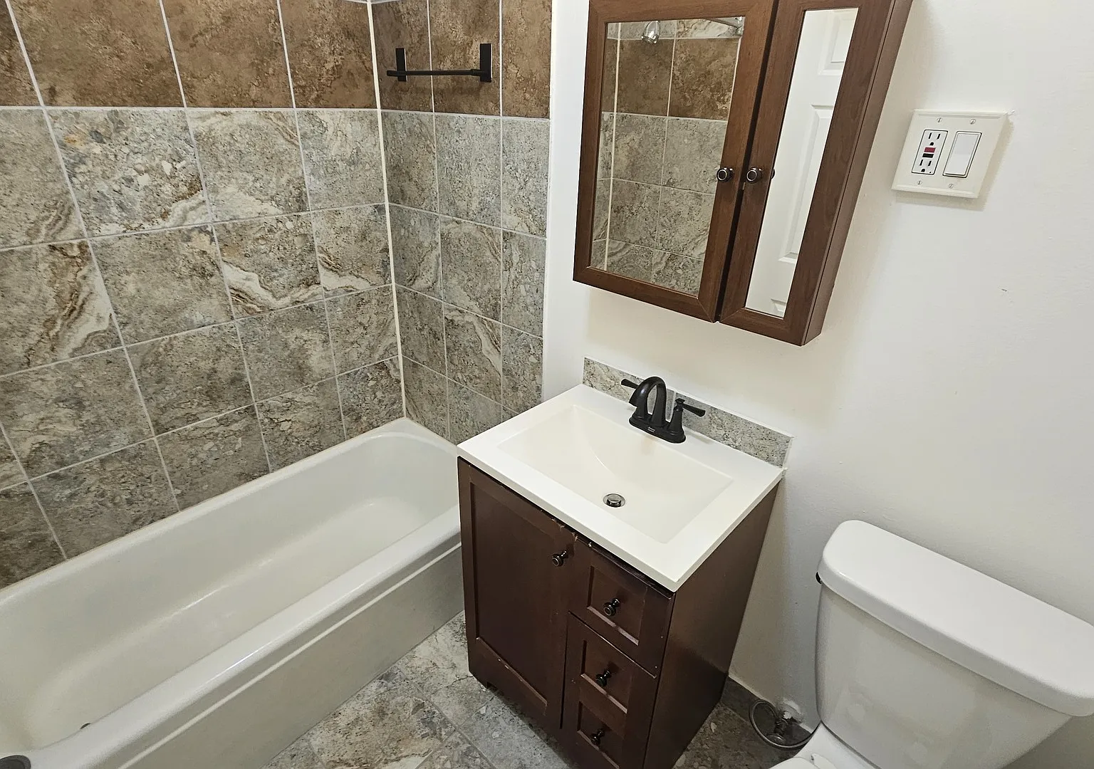 2250 N Lincoln Ave — Photo 4