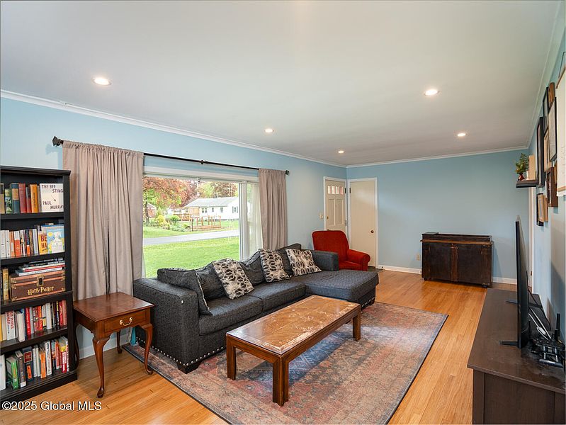 4th image of 3 E St Stephens Lane