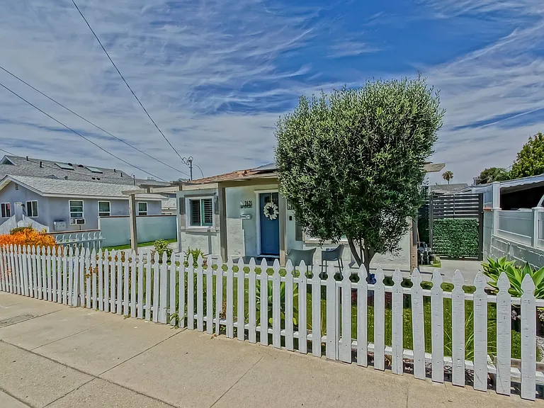 2621 Mathews Ave — Photo 3