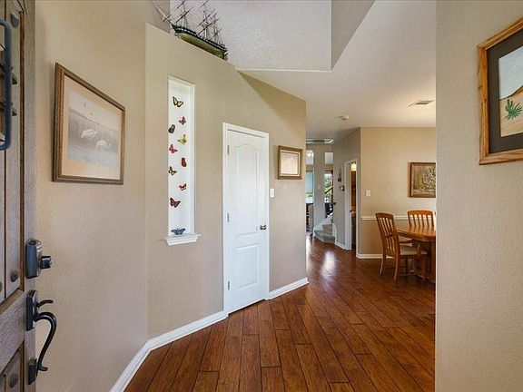 2nd image of 324 Bloomsbury Dr