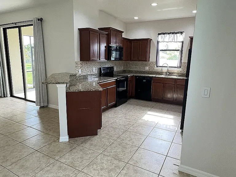 511 NE 19th Pl — Photo 3