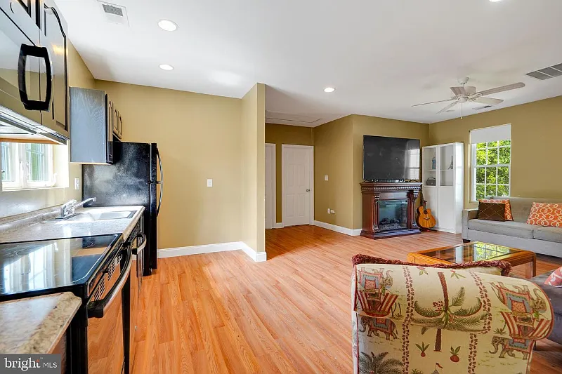 2 bed, 900 sqft, $2,250 — Photo 2