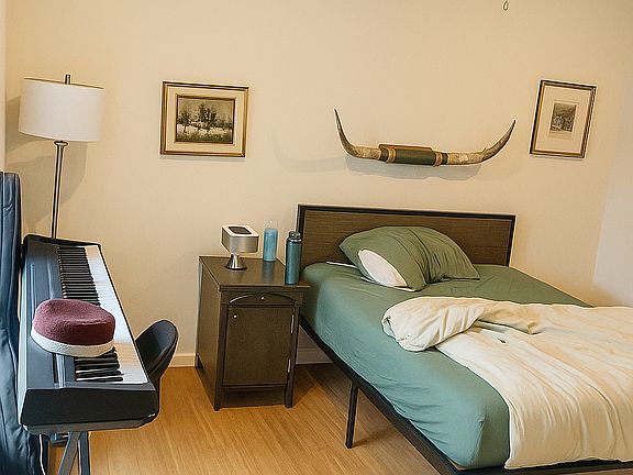 4th image of 1834 Vineyard St #6