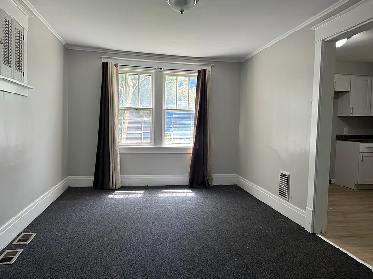 33 Midway Ave — Photo 4