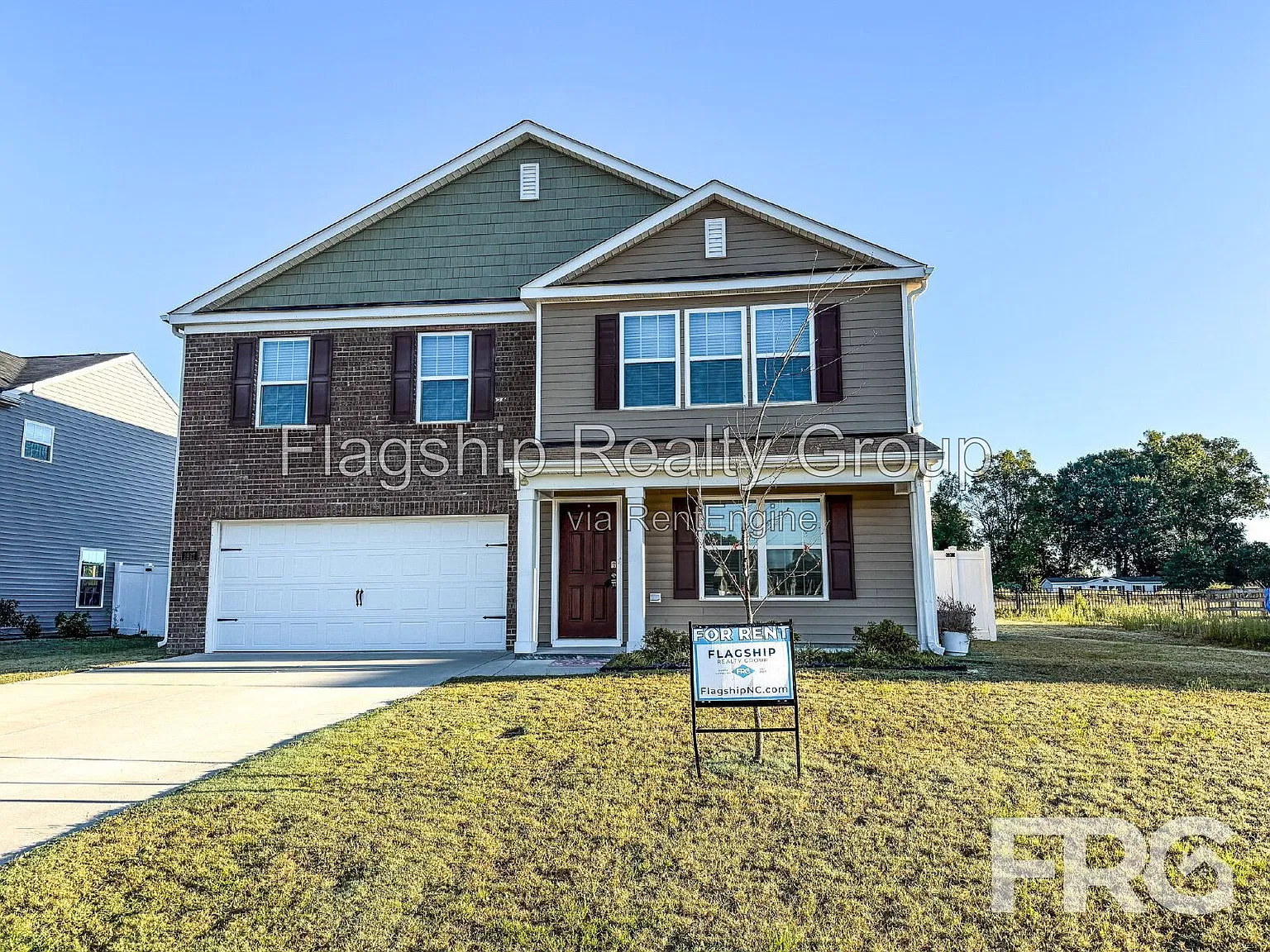 4 bed, 2.5 bath, 2692 sqft, $2,400 — Photo 2