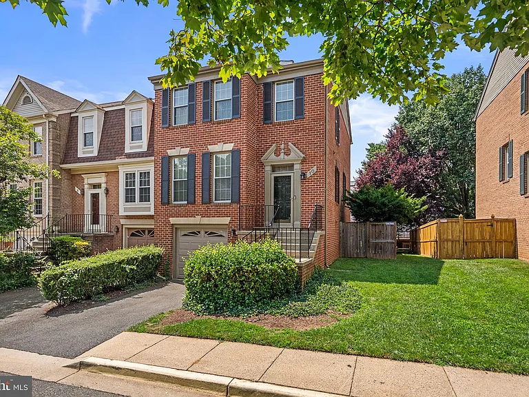 10 Loganwood Ct — Photo 3