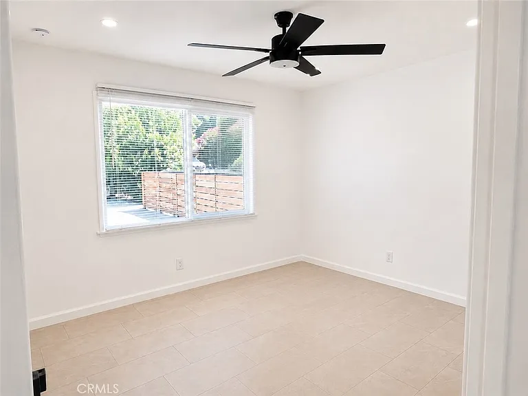 23926 Hamlin St — Photo 5