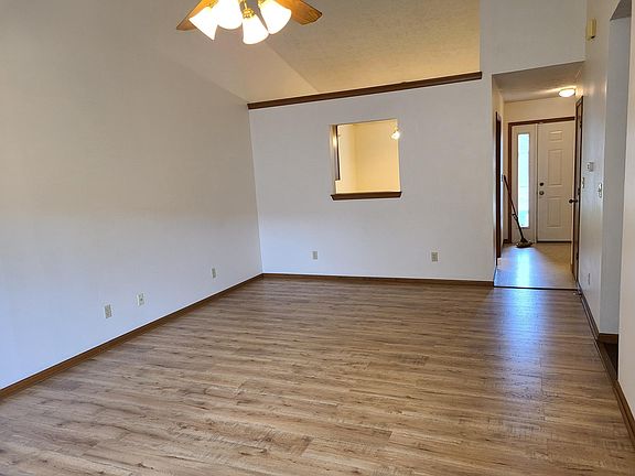 5th image of 3529 Thornhill Cir W