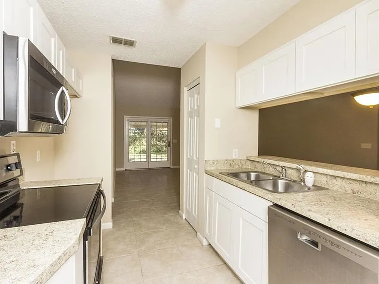 2113 Thrasher Ln — Photo 11